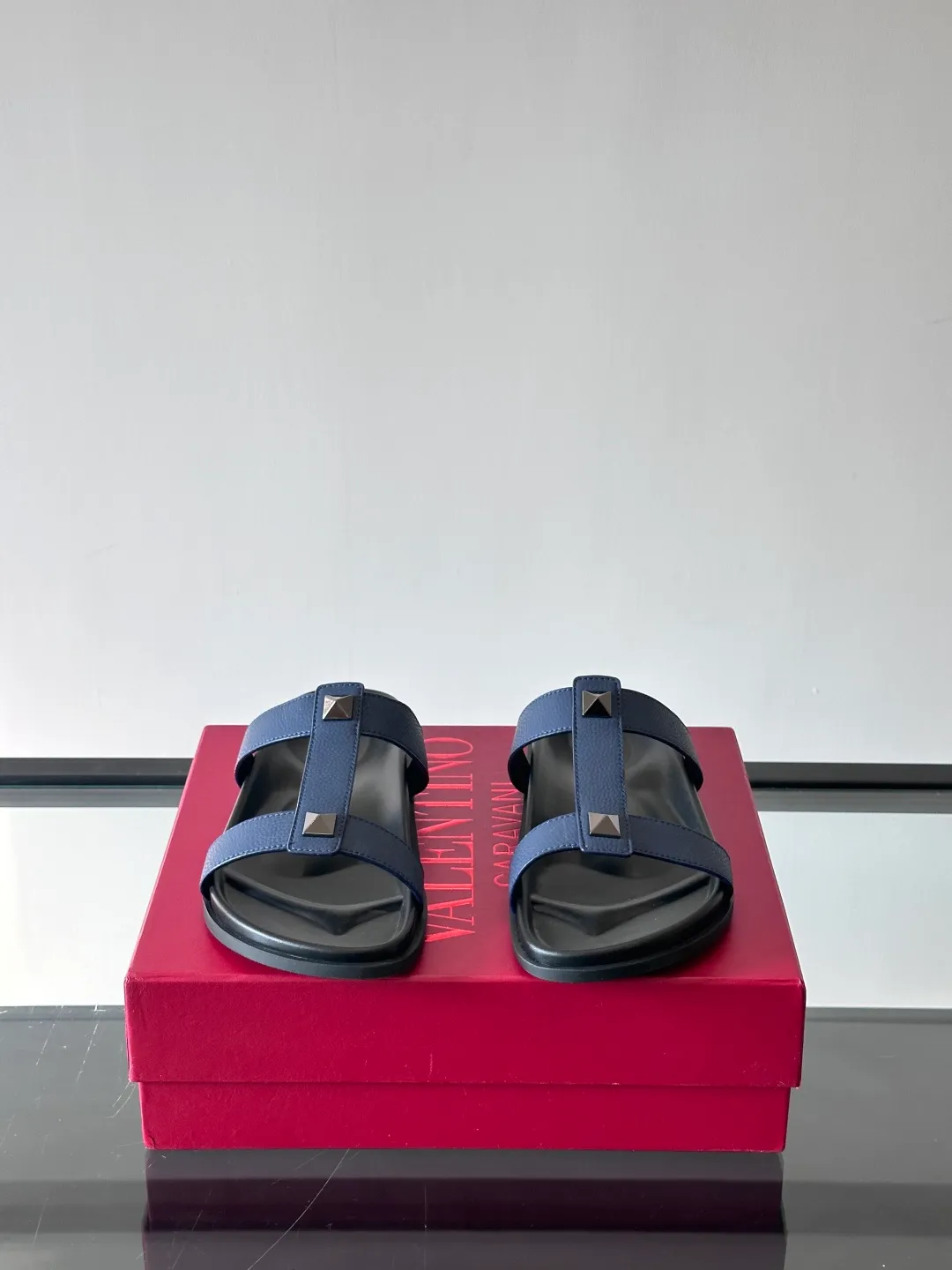 Men's shoes 💰p320 "VALENTINO" Valentino Men's 🧍‍♂️ Spring and summer new style metal rivet flat slippers, elegant sandals, the same style worn by celebrities, original molding, imported calfskin. Rubber outsole. Soft and durable, full set of counter packaging size: 39-44 (customized at 38.45.46)